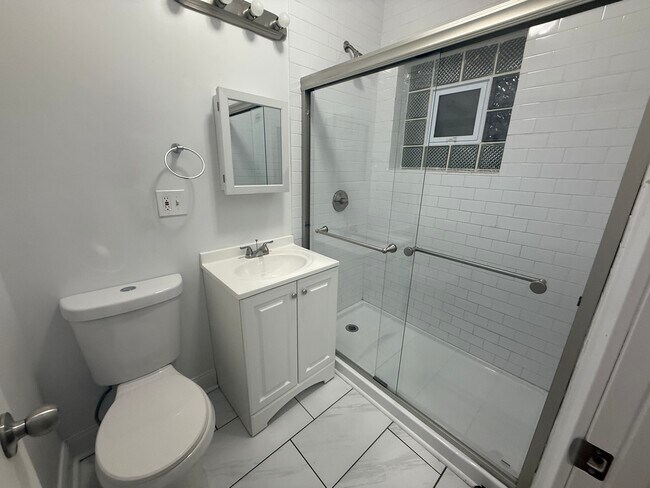 Building Photo - 104 Lincoln Ave