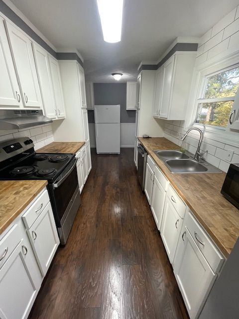 Building Photo - 3 bedroom home with sun room close to lake!