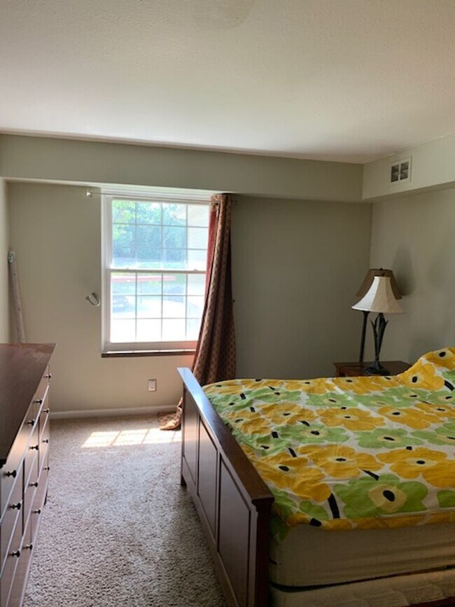 Building Photo - COMING SOON! 2 BEDROOM/2 BATH CONDO FOR LE...
