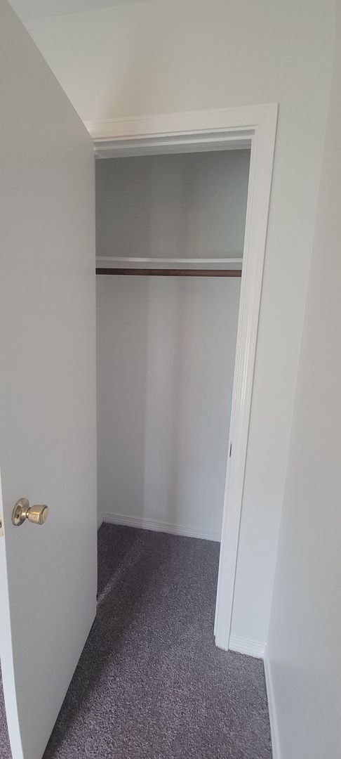 Building Photo - Beautiful 3 bedroom/2 bath with fireplace and huge covered back patio!