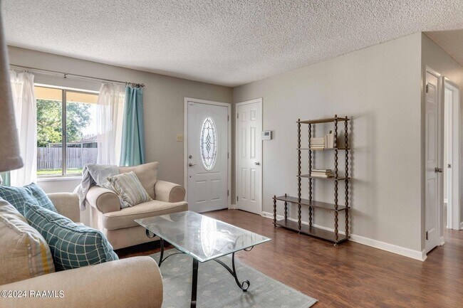 Building Photo - 303 Plaza Village Dr