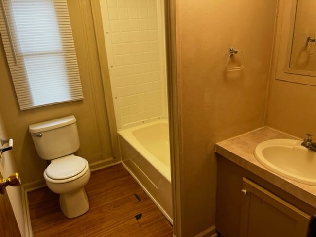 Building Photo - Beautiful Manufactured home in South Lownd...