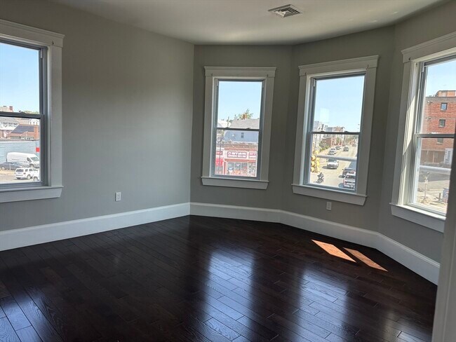 Building Photo - 181 Chelsea St