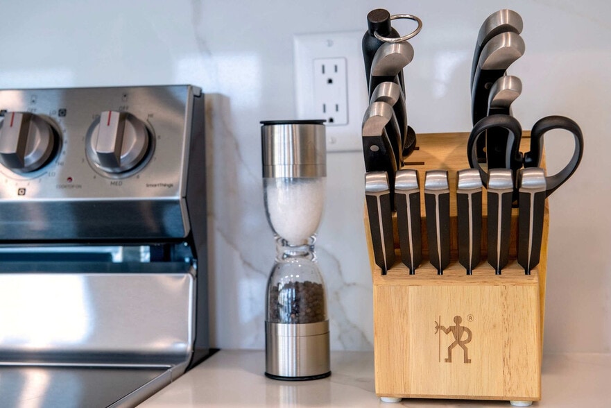 Building Photo - 690 Stone Peak Lp