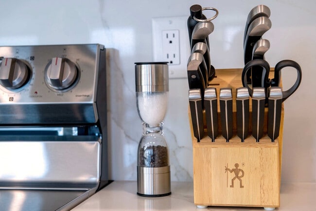 Building Photo - 690 Stone Peak Lp