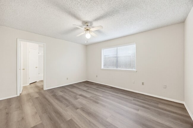 Building Photo - 12047 Plumpoint Dr