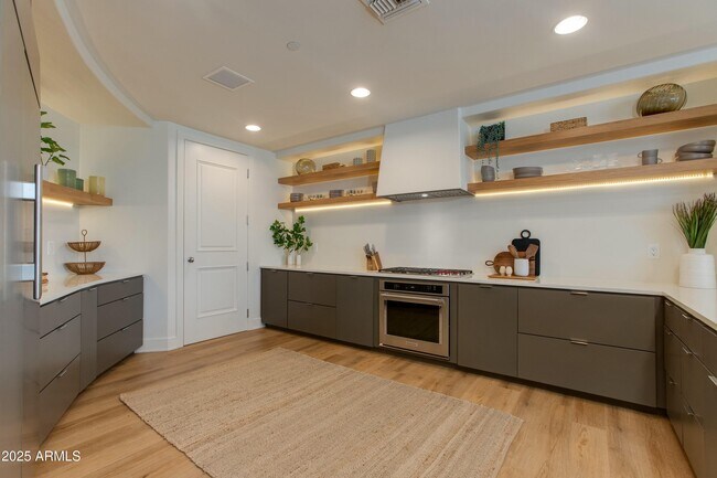 Building Photo - 2211 E Camelback Rd