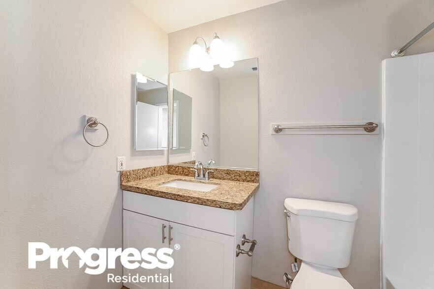 Building Photo - 13766 W Elm St