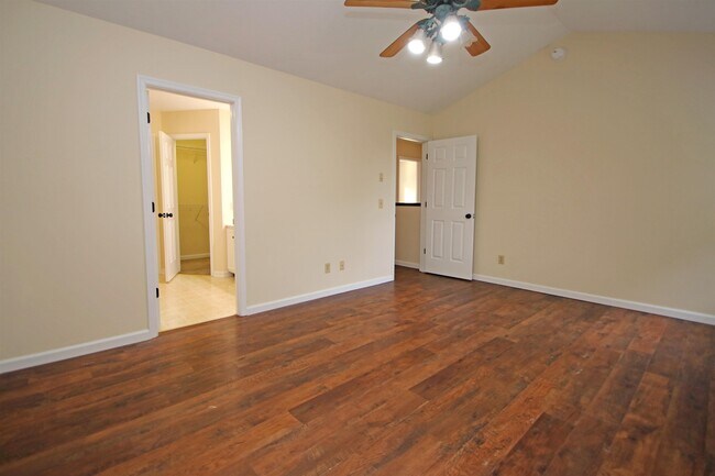 Building Photo - 1345 Goldfinch Dr