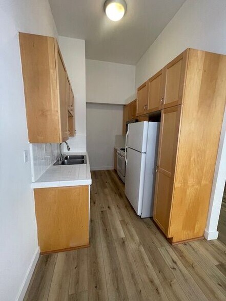 Building Photo - 808-812 Westmount Dr