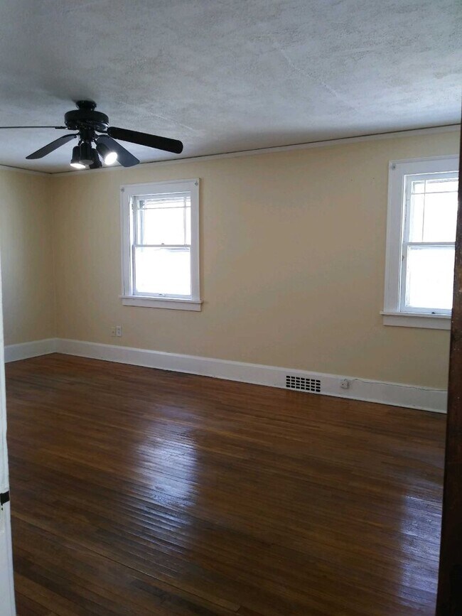 Building Photo - 2 Bedroom House