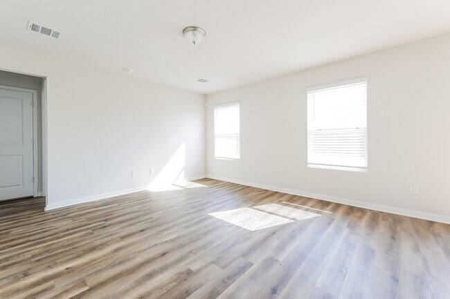 Building Photo - 2104 Cedar Bnd Dr