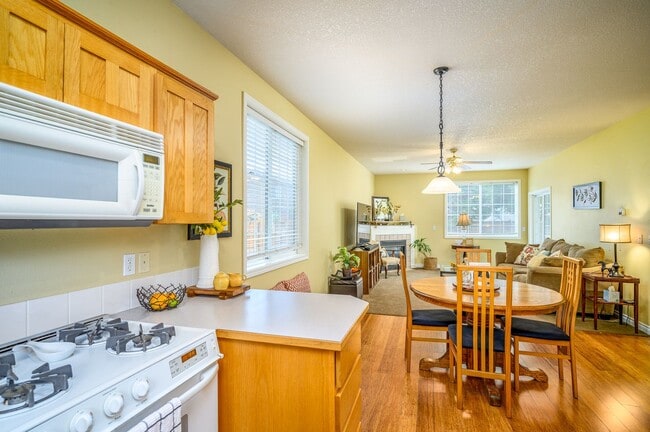 Building Photo - Large 3 Bed, 2.5 Bath Home in McMinnville-...