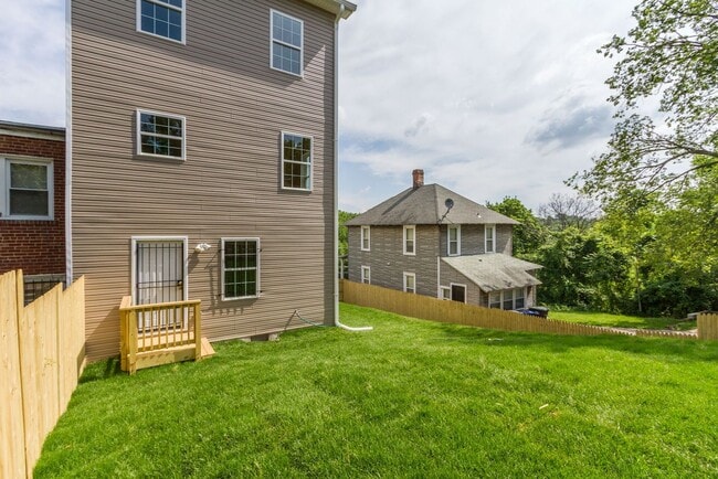 Building Photo - Gorgeous and Spacious Renovated 4br/3.5ba ...