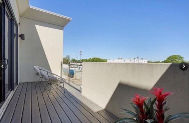 Building Photo - Experience fabulous Brookside living, just outside your front door!