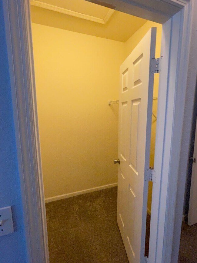 Building Photo - Beautiful 2 bedroom 2.5 bathroom townhome