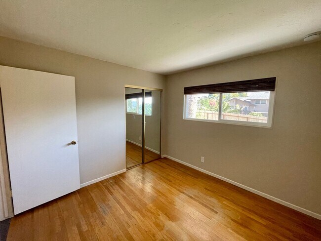 Building Photo - Beautiful 4B/2.5BA House in Oceanside w/ Attached Garage & W/D!