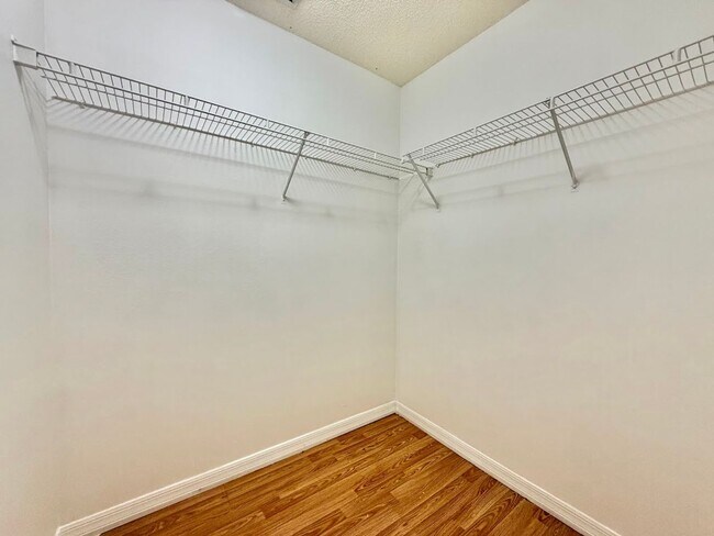 Building Photo - Large and Spacious 4/2 in Ideal Location!