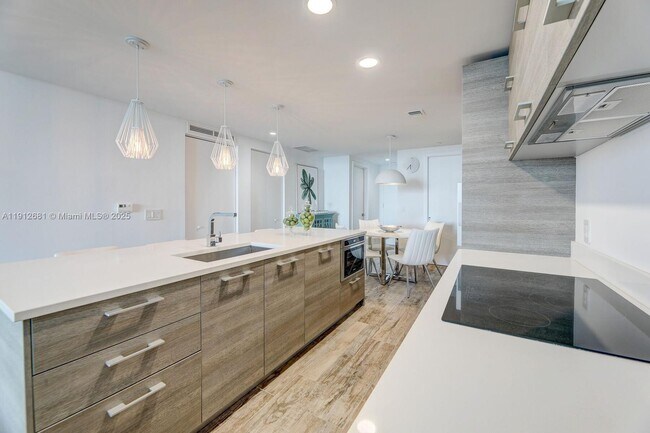 Building Photo - 650 NE 32nd St