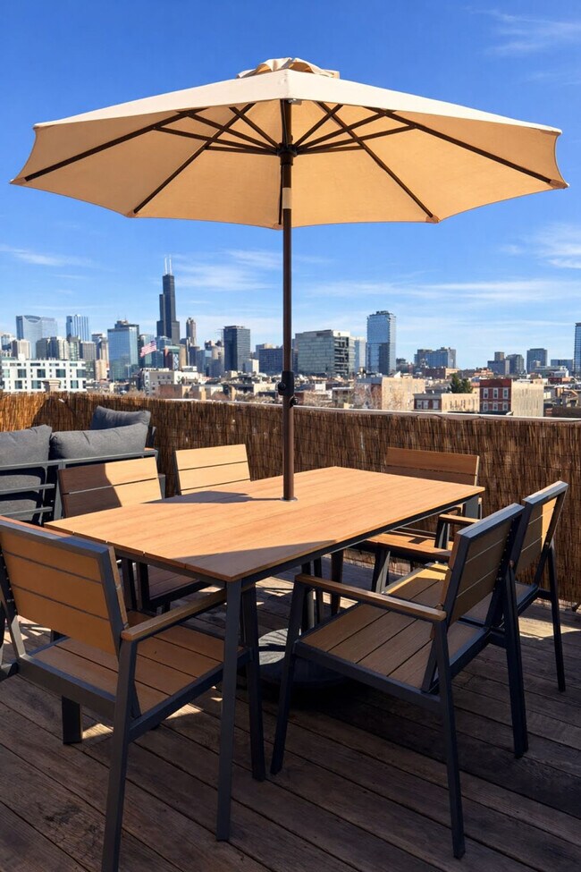 Building Photo - 736 N Throop St