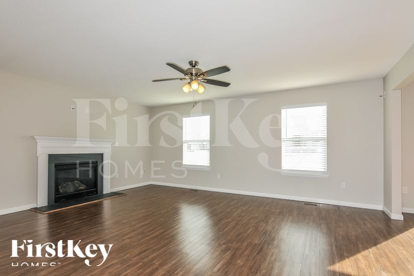 Building Photo - 120 Champions Ln