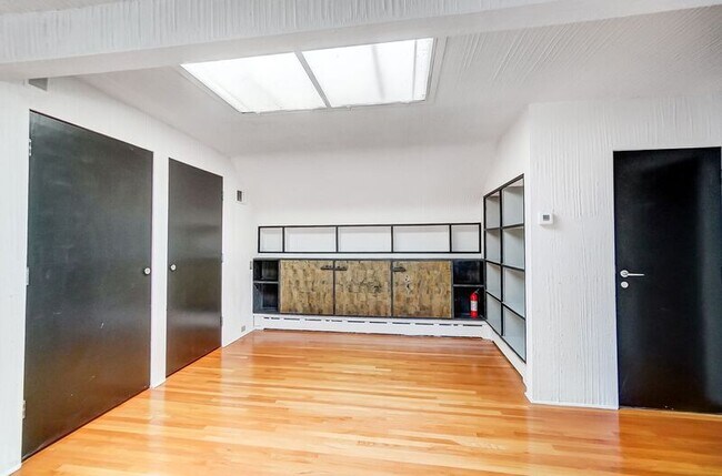 Building Photo - 2881 Observatory Ave