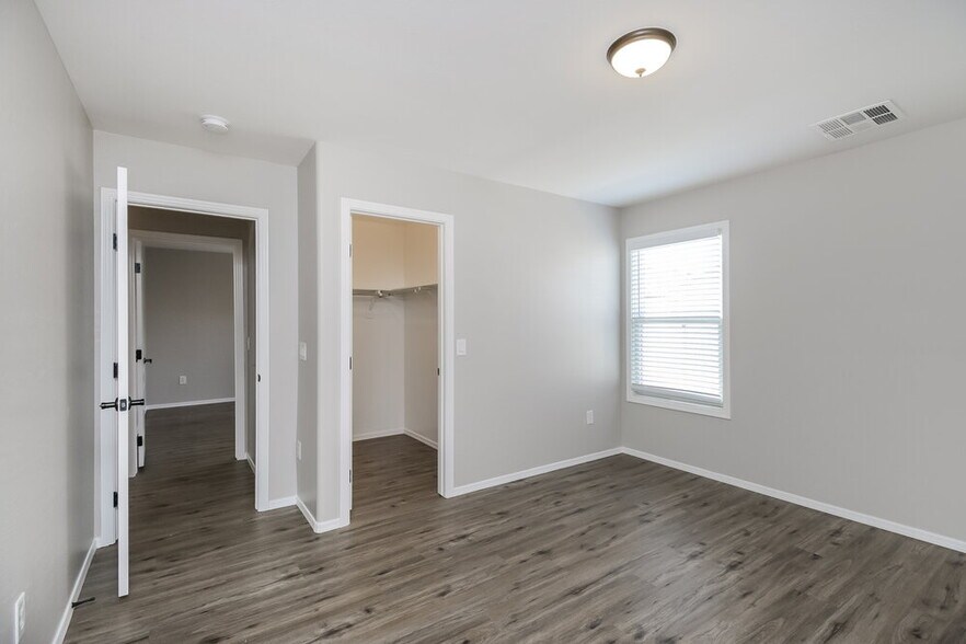 Building Photo - 831 S Henry Ln