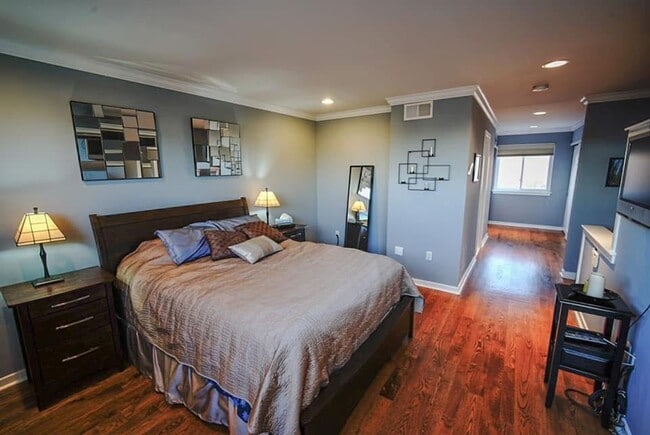 Building Photo - 3-bed, 2-bath GIANT townhouse + GARAGE, BA...