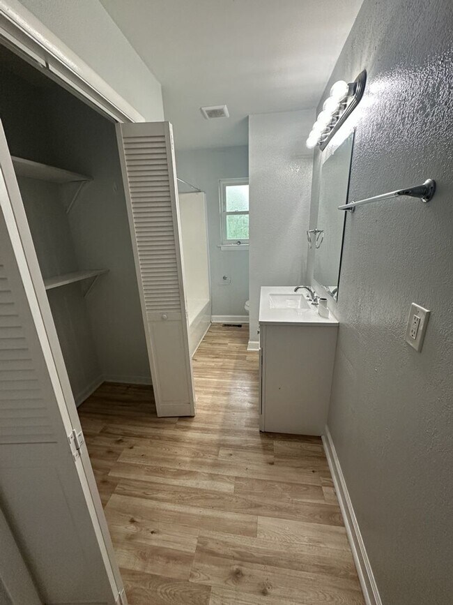 Building Photo - Comfortable Chattanooga Living at Clift View Drive