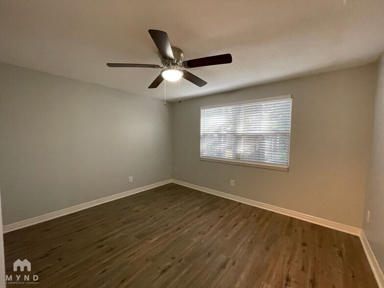 Building Photo - 1200 Lake Valrico Ln
