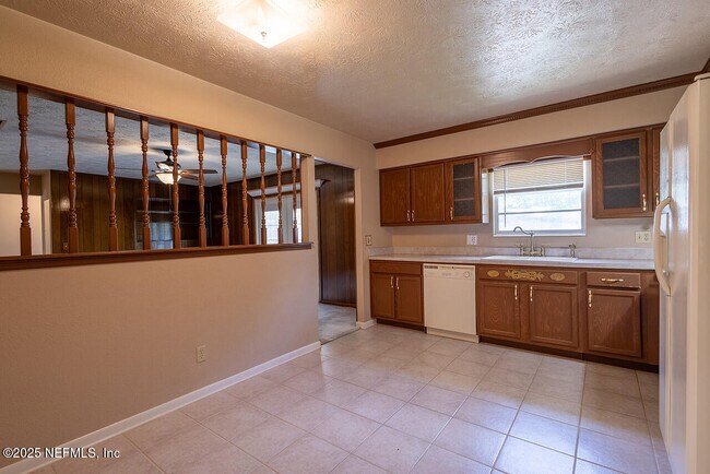 Building Photo - 1620 Bay Cir E