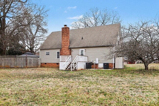 Building Photo - 2166 Statesville Hwy