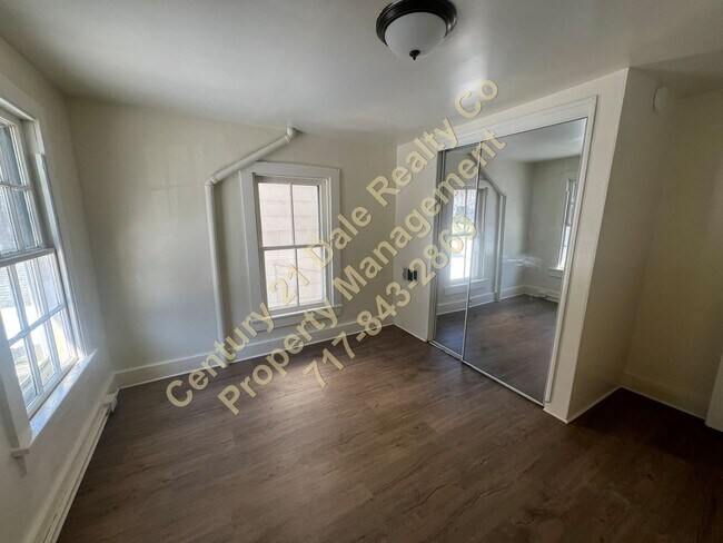 Building Photo - Beautifully redone 3 BR, 1 Bath Townhouse in York Suburban Schools