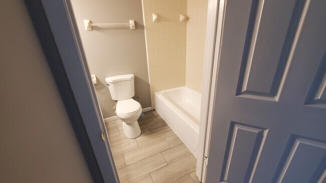 Building Photo - 1711 Lakewood Ave