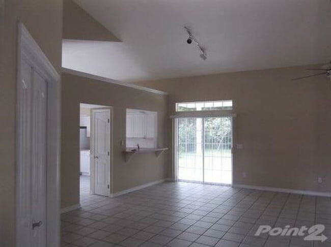 Building Photo - Fantastic Pool Home