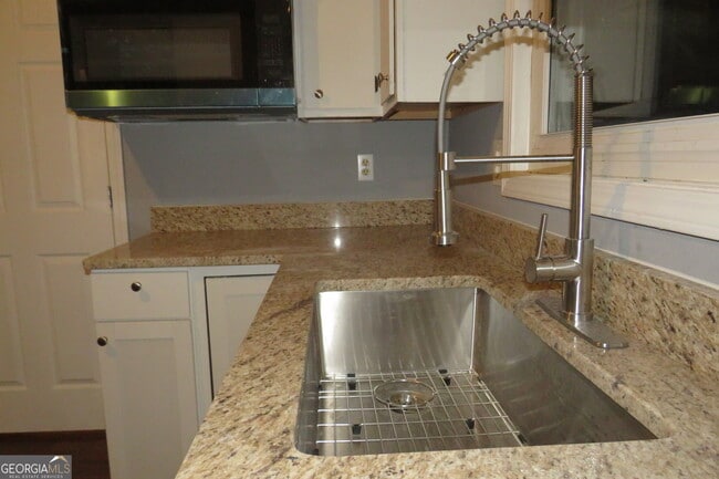 Building Photo - 1105 Hampton Rd