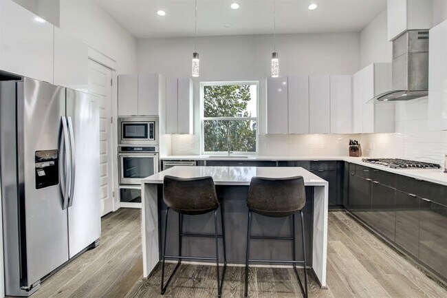 Building Photo - 808 Fisher St