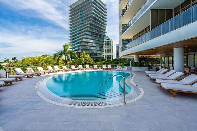 Building Photo - 2655 S Bayshore Dr