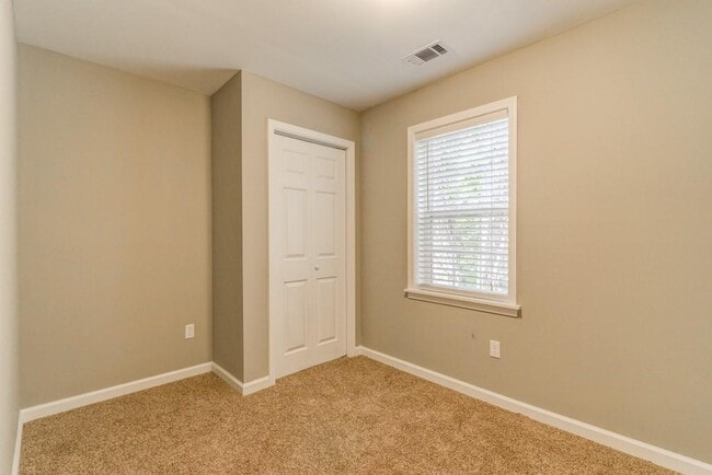 Building Photo - 567 Ashburton Ave