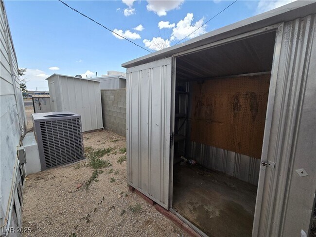 Building Photo - 220 Hopi Ln