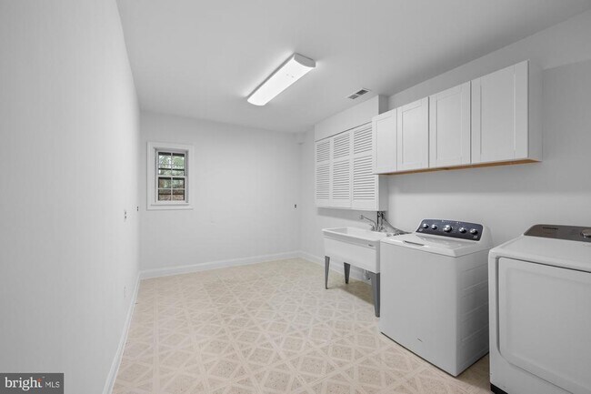 Building Photo - 2816 Ellicott St NW