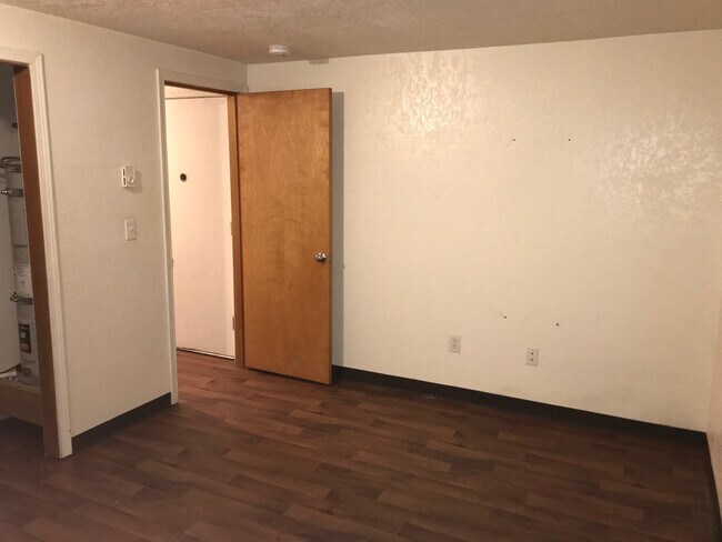 Building Photo - Spacious 1BR w/ Off-Street Parking | Quiet 4-Unit Building + Pet Friendly