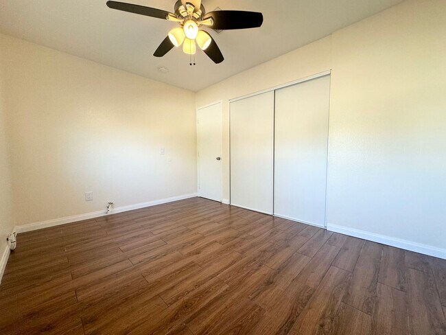 Building Photo - AVAILABLE NOW!! 3 Bed / 2 Bath Home in Des...