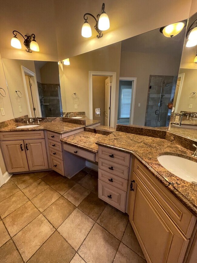 Building Photo - Beautiful 5 Bedroom 3 Bath In Taylor Lakes...