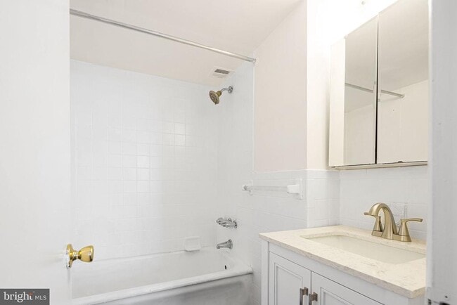 Building Photo - 2135 Walnut St