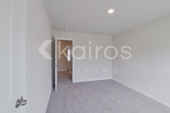 Building Photo - 2561 Banyan Cir