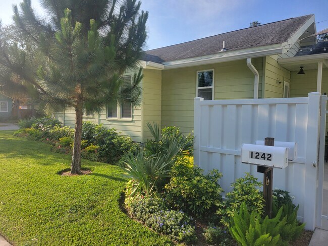 Building Photo - 1240 13th St N