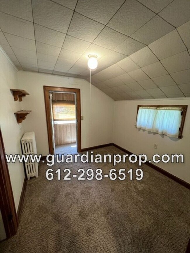 Building Photo - Merriam Park House Available Now, HW Floor...