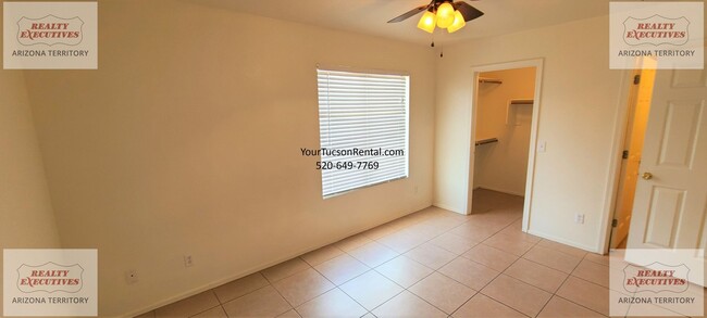 Building Photo - Valencia Rd & Headley Rd 3/2 - July move in special! - All tile floors and updated kitchen