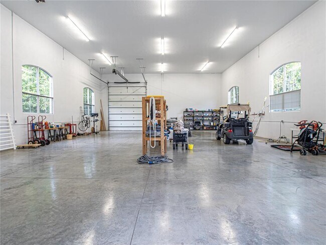 Building Photo - 920 E Lake Dr